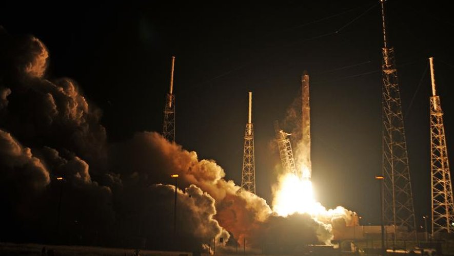 La fusée Falcon 9 de la société américaine SpaceX décolle de Cap Canaveral, en Floride, le 10 janvier 2015