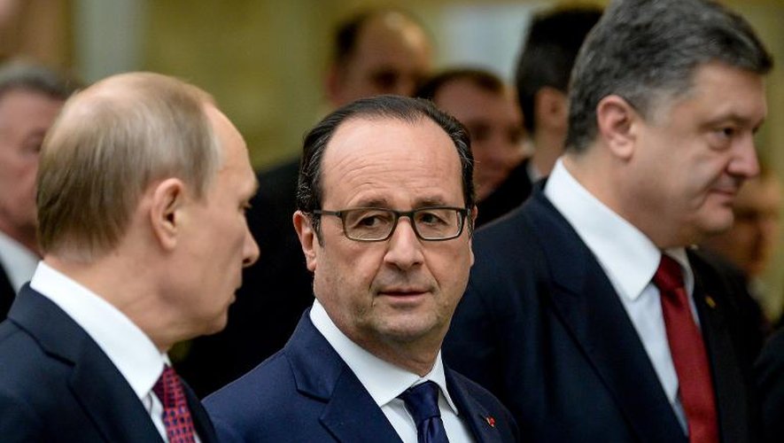 Le président François Hollande entre ses homologues russe Vladimir Poutine et ukrainien Petro Porochenko le 11 février 2015 à Minsk