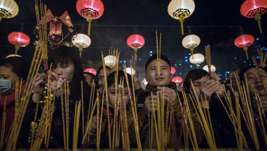 Des Chinois prient au temple de Wong Tai Sin le 18 février 2016 à Hong Kong à l'occasion de l'année lunaire