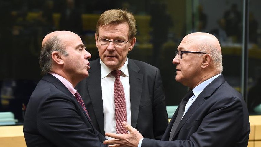 Les ministres de Finances français, Michel Sapin, belge, Johan Van Overtveldt, et espagnol Luis de Guindos Jurado le 11 février 2015 à Bruxelles, lors de la réunion extraordinaire des ministres des Finances de la zone euro sur la Grèce