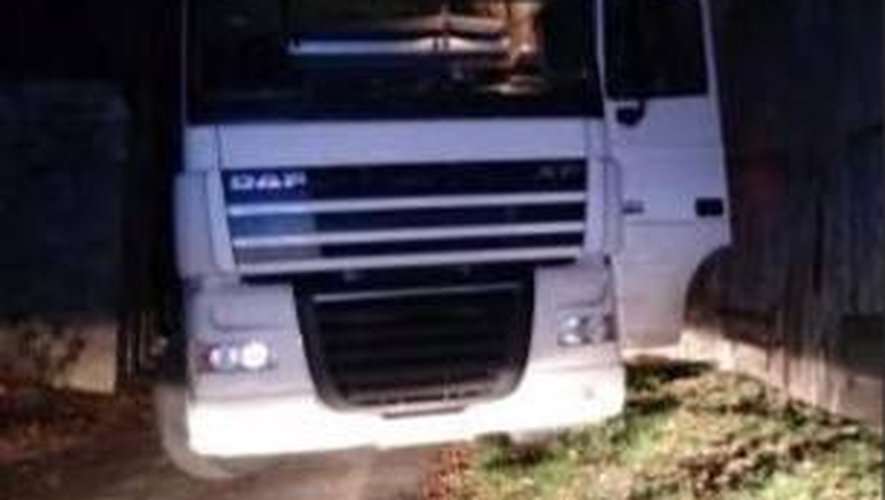 Cruéjouls : un camion transportant des sacs de sable bloqué sur la RD64