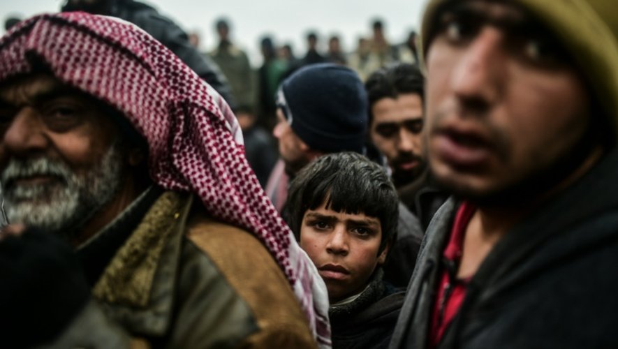 Des réfugiés syriens attendent à Bab al-Salama, près de Azaz de franchir la frontière turque le 6 février 2016