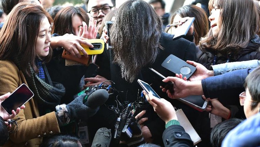 L'héritière du groupe coréen Hanjin entouré de journalistes à sa sortie du tribunal de Séoul le 30 décembre 2014