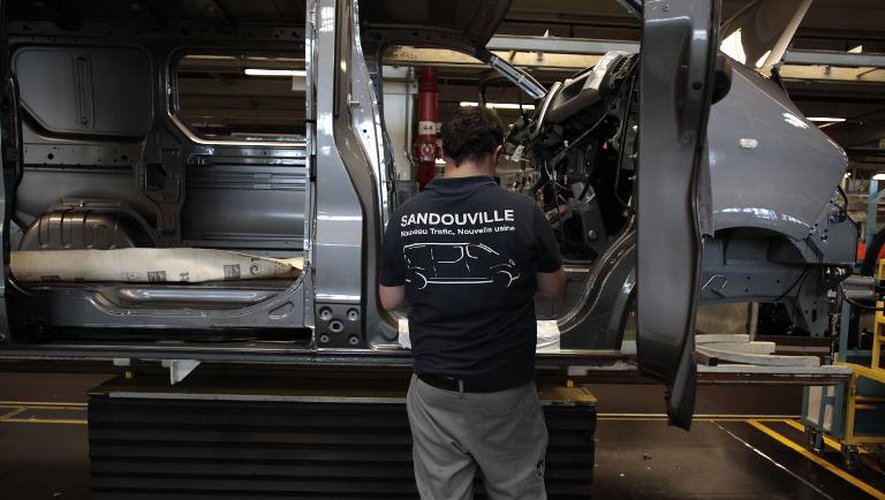 Un employé sur une chaîne de montage le 30 septembre 2014 à l'usine Renault de Sandouville