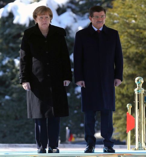 Le Premier ministre turc Ahmet Davutoglu et la chancelière allemande Angela Merkel à Ankara le 8 février 2016