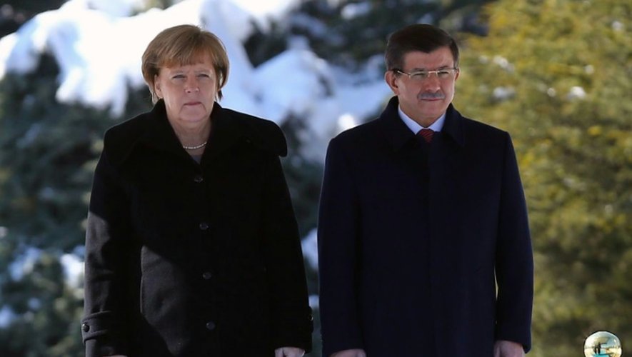 Le Premier ministre turc Ahmet Davutoglu et la chancelière allemande Angela Merkel à Ankara le 8 février 2016