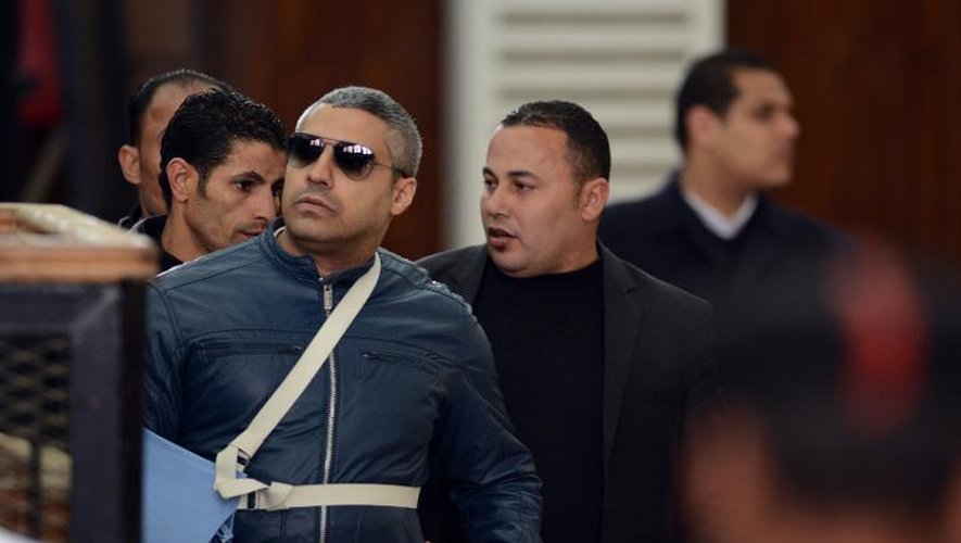 Le journaliste égypto-canadien Mohamed Fahmy (g) de la chaîne Al-Jazeera, le 12 février 2015 à son arrivée au tribunal au Caire