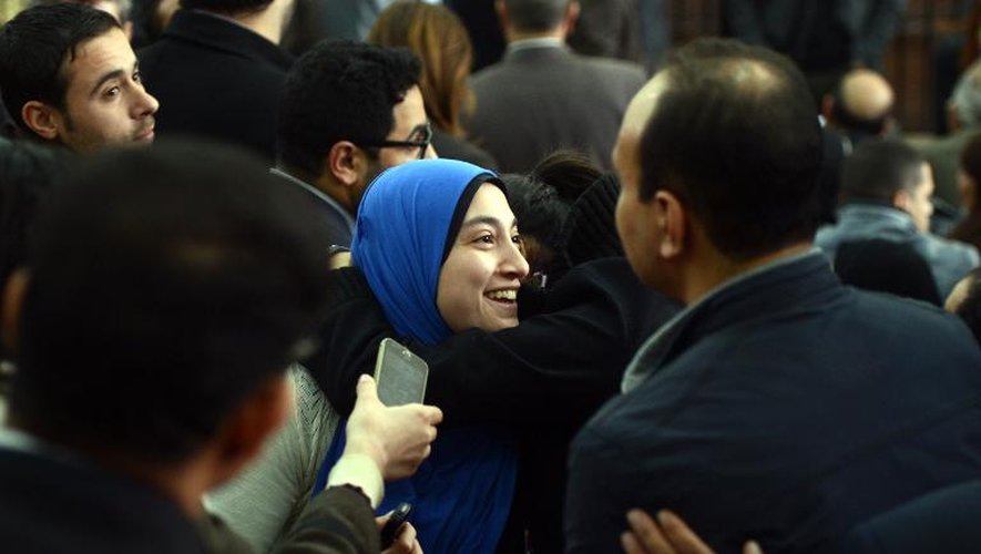 Jihan Rashid (foulard bleu), l'épouse du journaliste d'Al-Jazeera Baher Mohamed, de nationalité égyptienne, se réjouit de la décision du juge de libérer son mari, le 12 février 2015 au Caire