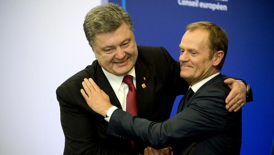Le président ukrainien Petro Porochenko (G) et le président du Conseil européen Donald Tusk le 12 février 2015 à Bruxelles
