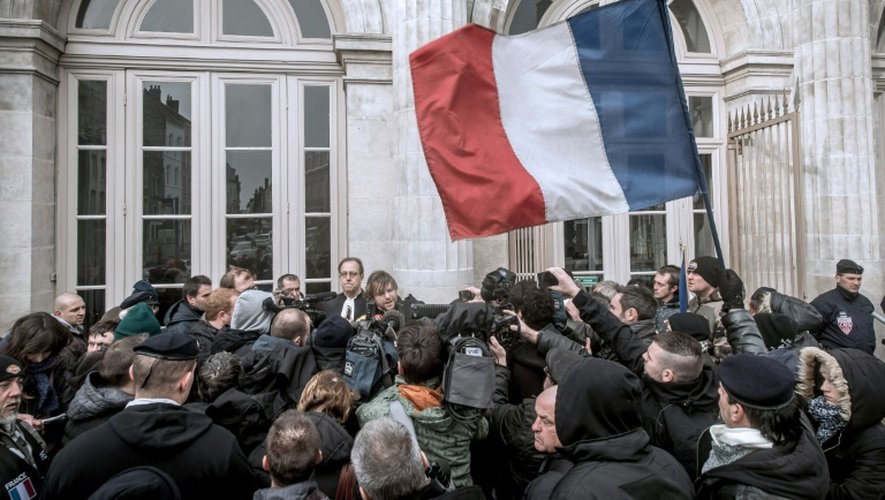 Un groupe devant le tribunal de Boulogne-sur-Mer, où sont jugés plusieurs personnes accusées d'avoir participé à une manifestation interdite contre les migrants, le 8 février 2016