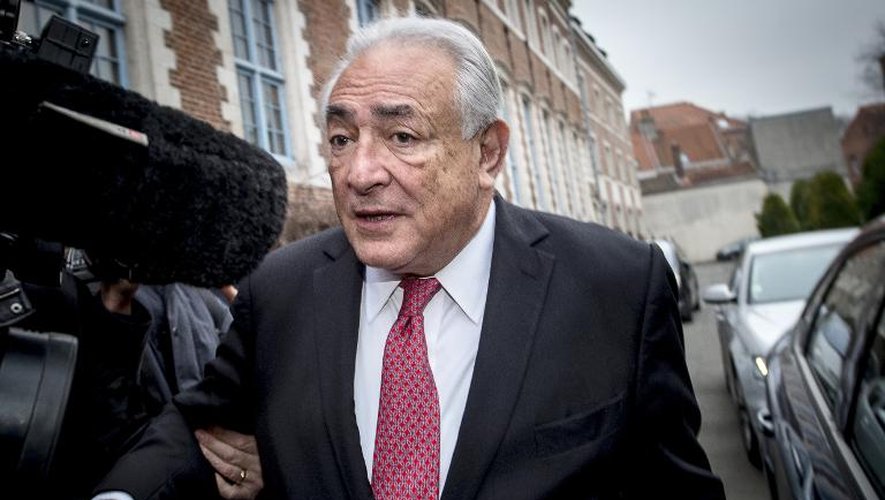 L'ex-patron du FMI Dominique Strauss-Kahn quitte son hôtel lillois pour se rendre au tribunal le 12 février 2015