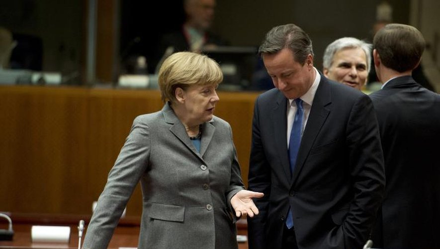 La chancelière allemande Angela Merkel (g) avec le Premier ministre britannique David Cameron, le 12 février 2015 à Bruxelles