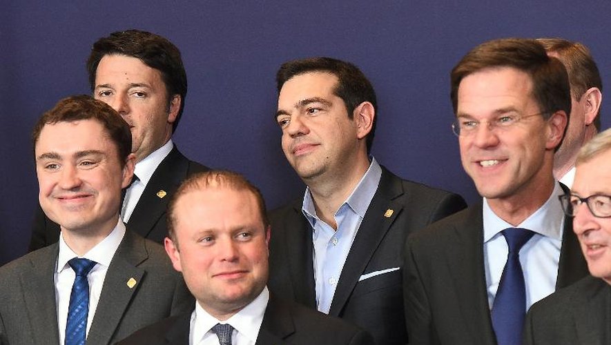 Le Premier ministre grec Alexis Tsipras (C) pose avec ses homologues italien Matteo Renzi (en haut à G), estonien Taavi Roivas (G), maltais  Joseph Muscat (C bas), néerlandais Mark Rutte (2eD) et le président de la Commission européenne Jean-Claude Juncker le 12 février 2015 à Bruxelles