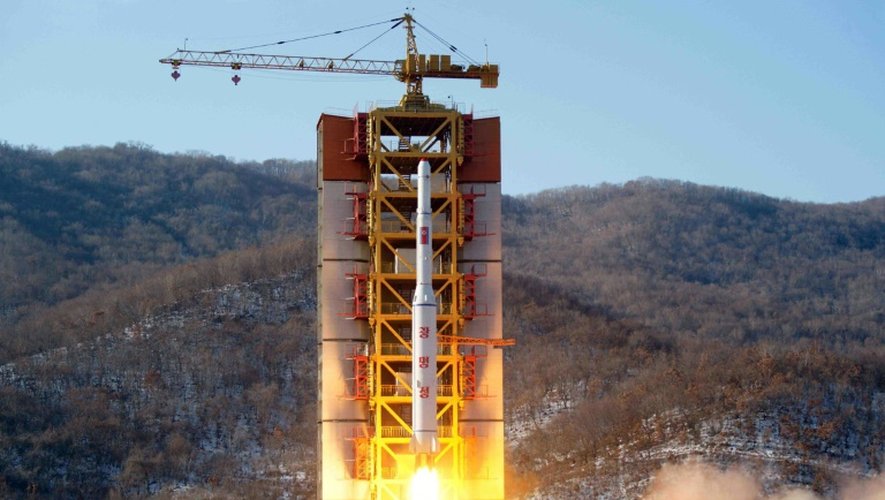 Photo fournie le 7 février 2016 par l'agence officielle nord-coréenne montrant le décollage d'une fusée emportant un satellite depuis un endroit non précisé