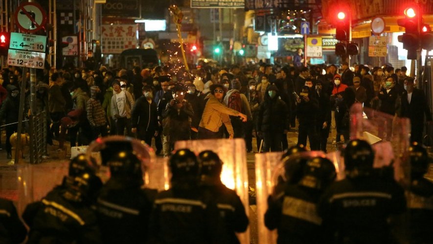 Photo diffusée par le journal de Hong Kong The South China Morning Post (SCMP) le 9 février 2015 montrant un face à face entre des émeutiers et la police pendant la fête du Nouvel An chinois à Mongkok à Hong Kong
