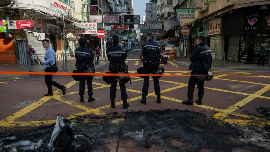 Des policiers bloquent une rue après des heurts quelques heures auparavant dans le quartier de Mongkok à Hong Kong, le 9 février 2016