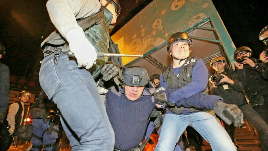 Photo diffusée par le journal de Hong Kong The South China Morning Post (SCMP) le 9 février 2015 montrant les policiers de Hong Kong venant au secours d'un collègue blessé alors que des heurts ont éclaté   dans le quartier de Mongkok à Hong Kong pendant la fête du Nouvel An chinois