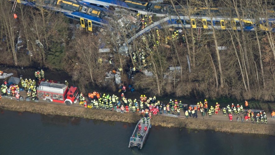 Des secours et du personnel médical sur le site de la collision entre deux trains près de Bad Aibling, dans le sud de l'Allemagne, le 9 février 2015