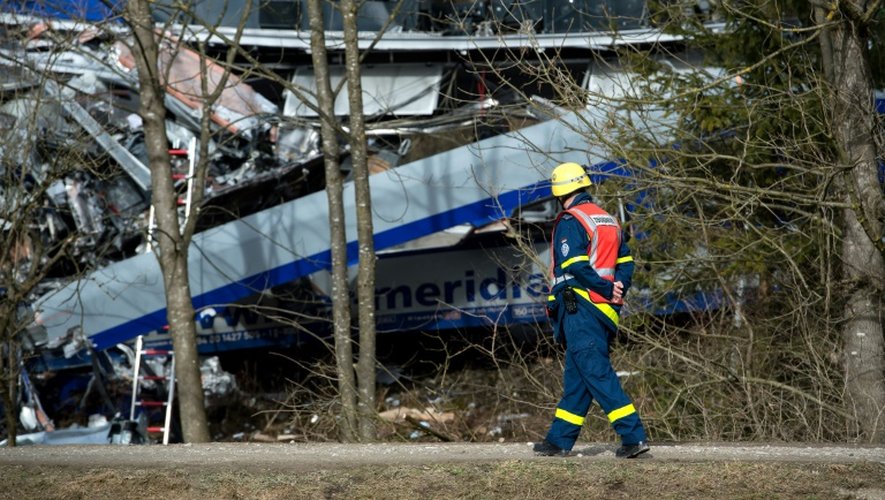 Les deux trains enchevêtrés après leur collision à Bad Aibling (sud de l'Allemagne), le 9 février 2016