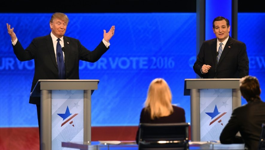 Les candidats républicains Donald Trump (g) et Ted Cruz (d) participent à un débat, le 6 février 2016 au collège St Anselm's,, à Manchester (New Hampshire)