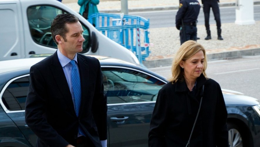 L'infante d'Espagne, Cristina de Bourbon, et son mari, l'ancien champion olympique de handball, Iñaki Urdangarin, arrivent le 9 février 2016 au tribunal de Palma de Majorque