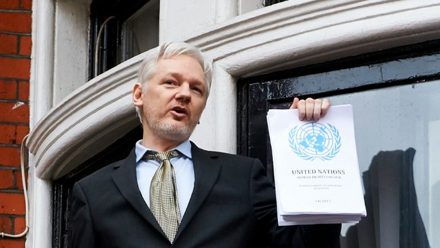 Julian Assange, tenant à la main un rapport d'un groupe de travail de l'ONU en sa faveur, le 5 février 2016 à l'ambassade d'Equateur à Londres