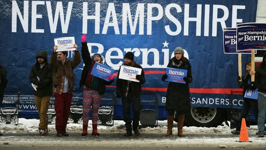 Des militants pro Bernie Sanders interpellent les passants dans une rue de Manchester (New Hampshire), le 8 février 2016