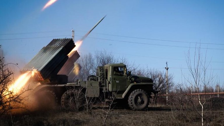 Des rebelles prorusses lancent des missiles depuis la ville de Gorlivka dans la région de Donetsk le 13 février 2015