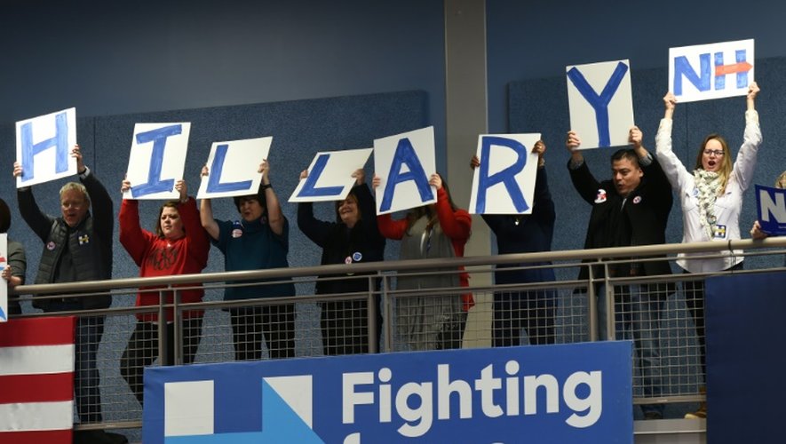 Des militants pendant un meeting d'Hillary Clinton, candidate à la primaire démocrate aux Etats-Unis, le 8 février 2016 à Manchester, dans le New Hanpshire