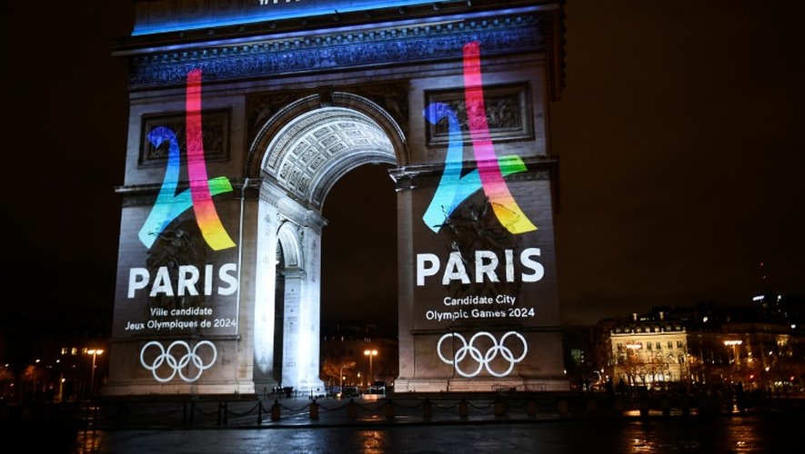 Le logo officiel de la candidature de Paris aux JO-2024 projeté sur l'Arc de Triomphe à Paris, le 9 février 2016