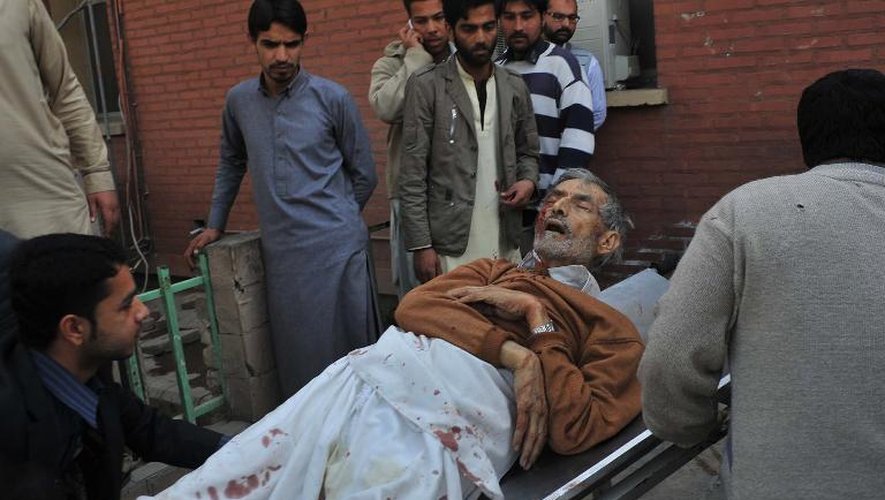 Un fidèle de la mosquée chiite de Peshawar, au Pakistan, est blessé le 13 février 2015 après une attaque d'un commando taliban