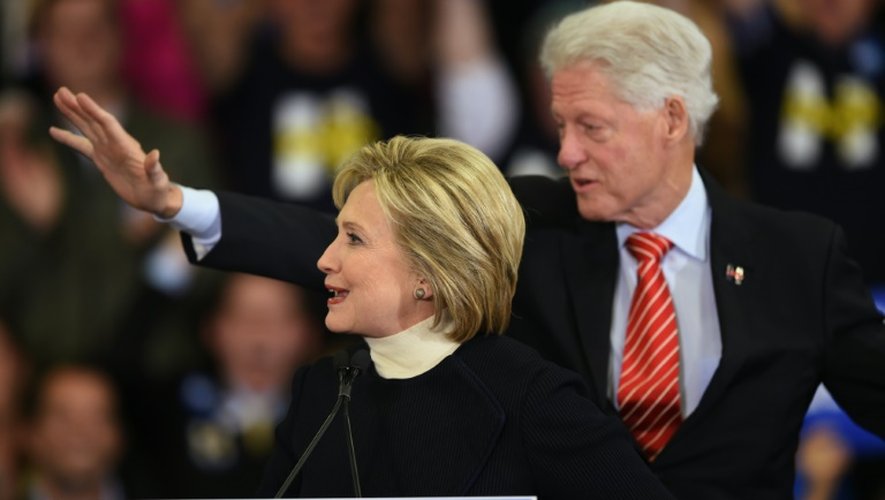 Hillary Clinton et son mari Bill Clinton le 9 février 2016 à Hooksett dans le New Hampshire