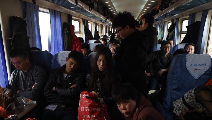 Des passagers dans un train bondé à l'occasion de la fête du Nouvel An Chinois près de Shijiazhuang dans la province d'Hebei le 12 février 2015