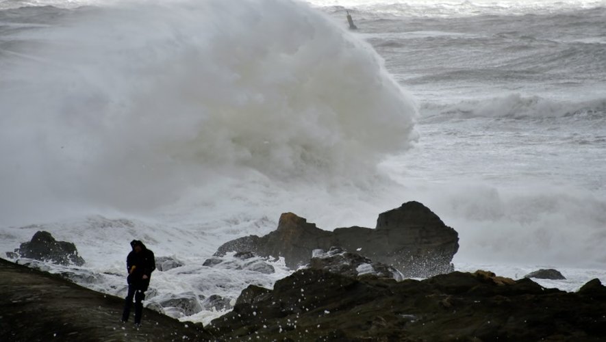 La plage balayée par de hautes vagues le 9 février 2016 aux Sables-d'Olonne
