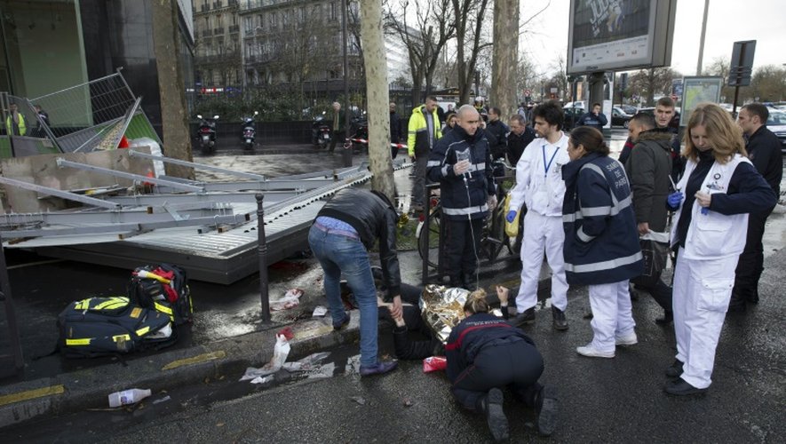 Une personne blessée par la chute d'un panneau publicitaire, secourue par les pompiers le 8 février 2016 à Paris