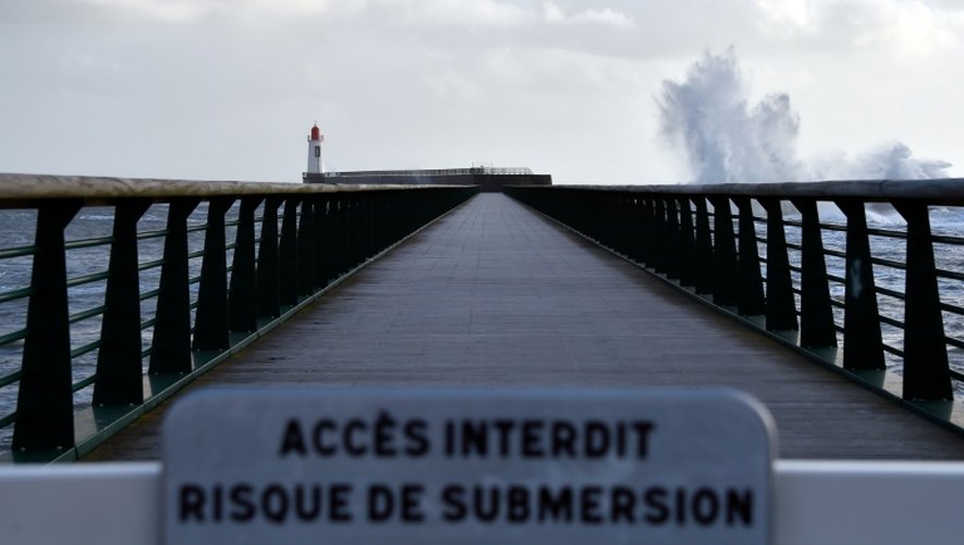 La jetée interdite d'accès en raison de vents violents le 9 février 2016 aux Sables-d'Olonne