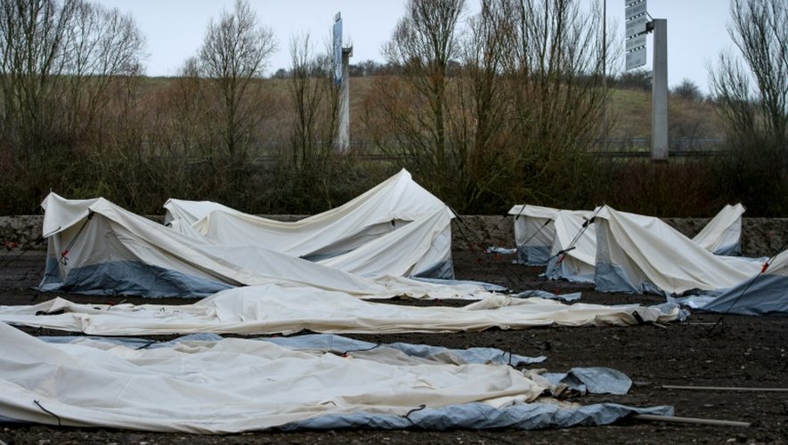 Les tentes du camp de migrants de Grande-Synthe, pour les deux tiers endommagées par la tempête, le 9 février 2016