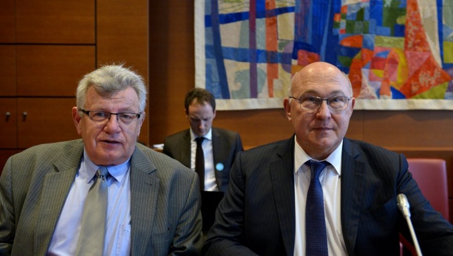 Le ministre des Finances, Michel Sapin, et le secrétaire d'Etat au Budget, Christian Eckert, à l'Assemblée Nationale à Paris, le 13 novembre 2015