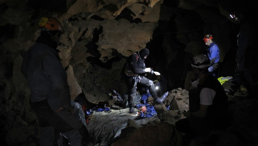 Opération de secours le 11 octobre 2010 à l'intérieur de la grotte de la Dragonnière dans les Gorges de l'Ardèche