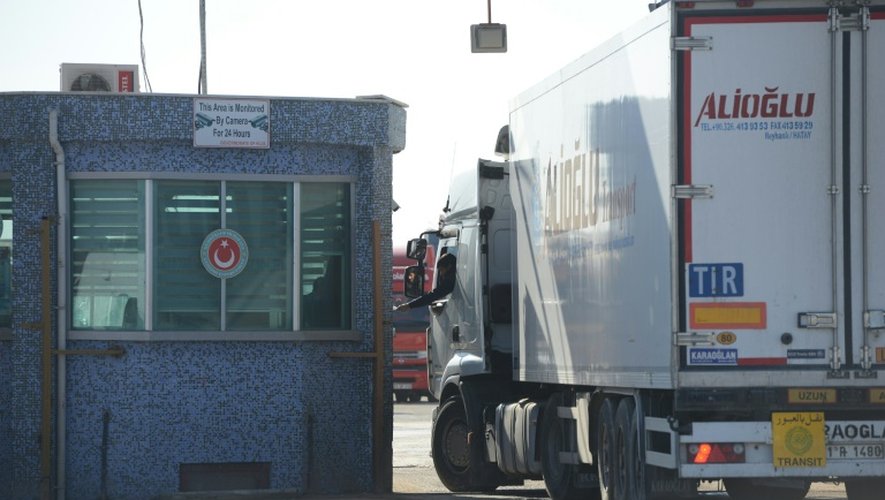 Passage de camions le 9 février 2016 à Oncupinar à la frontière entre la Syrie et la Turquie