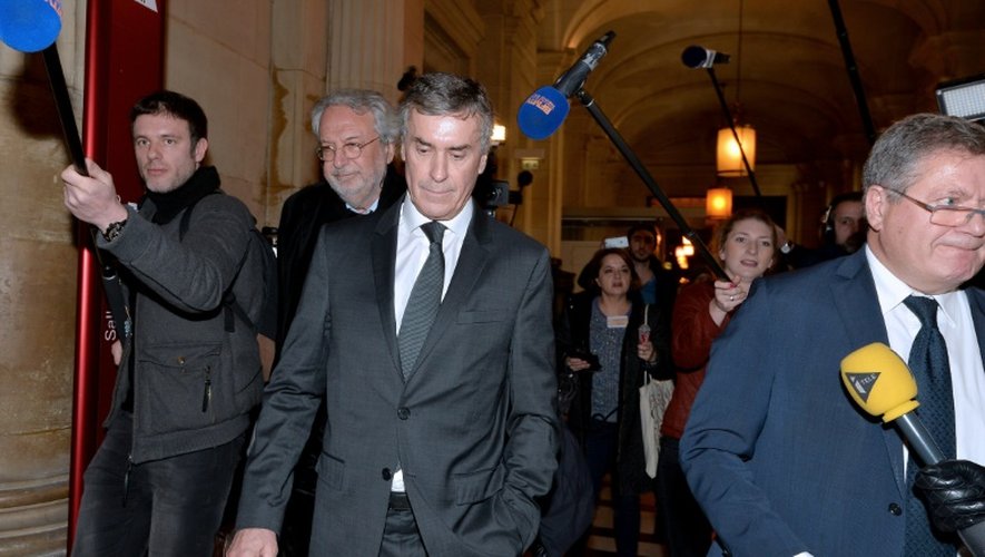 L'ancien ministre Jérôme Cahuzac, entre ses avocats Jean-Michel Alain et Jean Veil, à la sortie du tribunal le 10 janvier 2016 à Paris