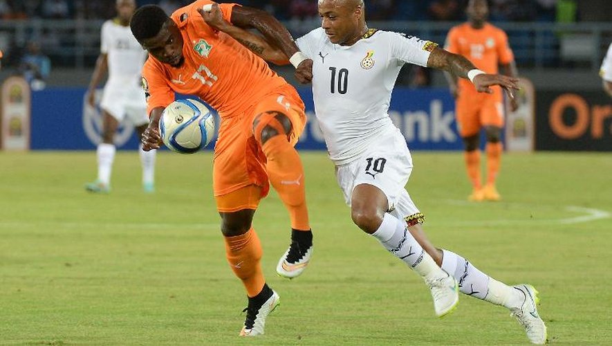 L'attaquant ghanéen André Ayew (d) lors de la finale de la CAN face à la Côte d'Ivoire, le 8 février 2015 à Bata