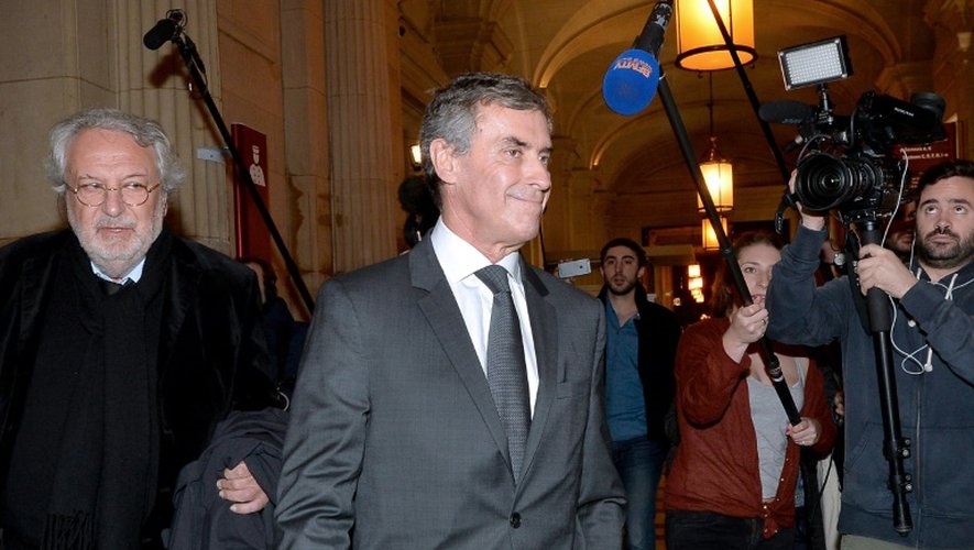L'ancien ministre Jérôme Cahuzac, et son avocat Jean-Michel Alain (G),  à la sortie du tribunal le 10 janvier 2016 à Paris