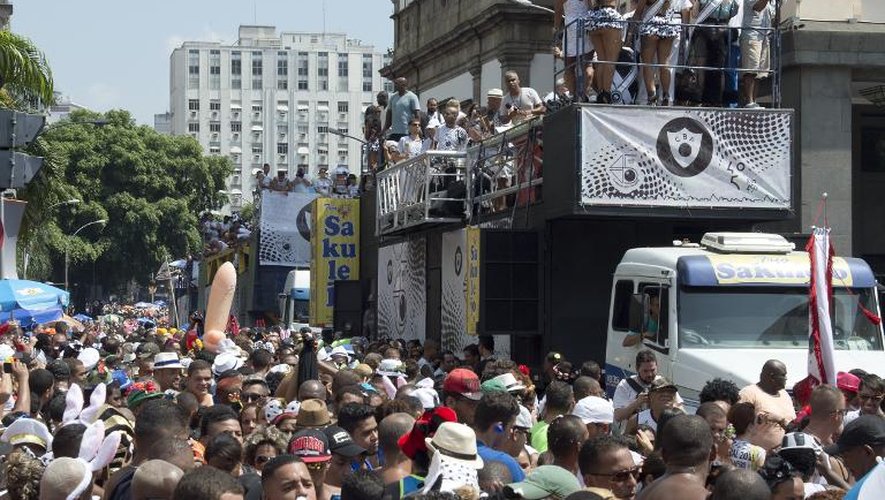 Foule dans les rues de Rio pour le carnaval le 14 février 2015