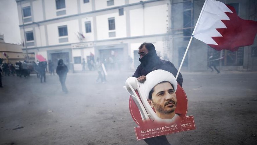 Un bahreïni tient un portrait du chef de l'opposition chiite, cheikh Ali Salman, lors d'une manifestation à Bilad al-Qadeem dans la banlieue de Manama, le 13 février 2015