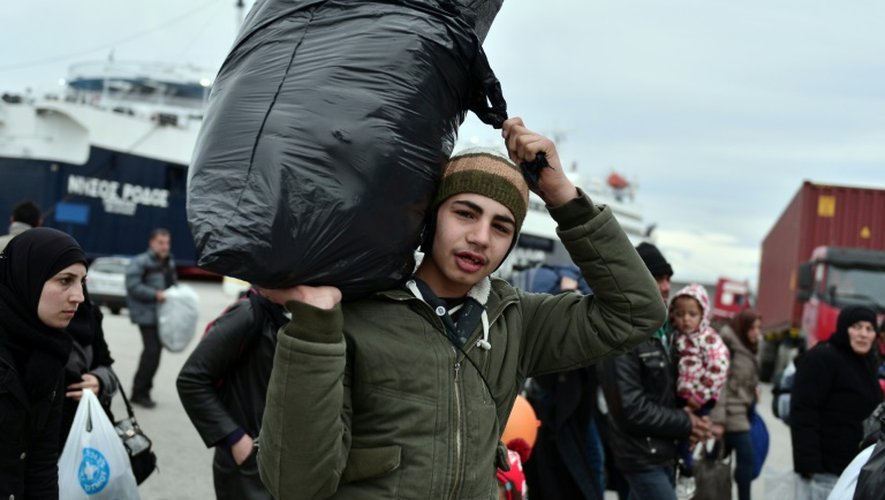 Des réfugiés arrivent au port du Pirée, près d'Athènes, le 10 février 2016
