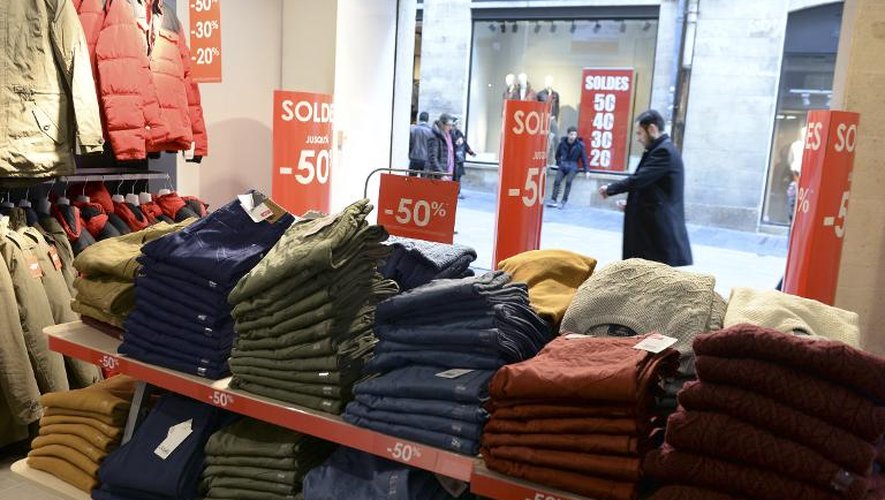 Un magasin à Bordeaux qui affiche des soldes allant jusqu'à 50%, le 7 janvier 2015