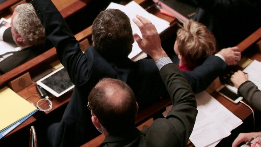 Des députés français votent à main levée des amendements à la constitution à l'Assemblée nationale française à Paris, le 9 février 2016