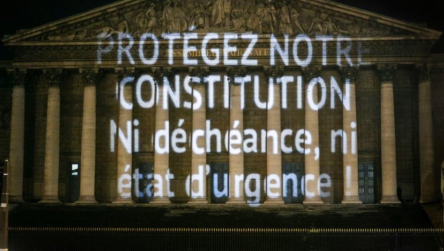 Un message contre le projet de déchéance de nationalité est projeté par une association sur la façade du Palais Bourbon, à Paris, le 9 février 2016