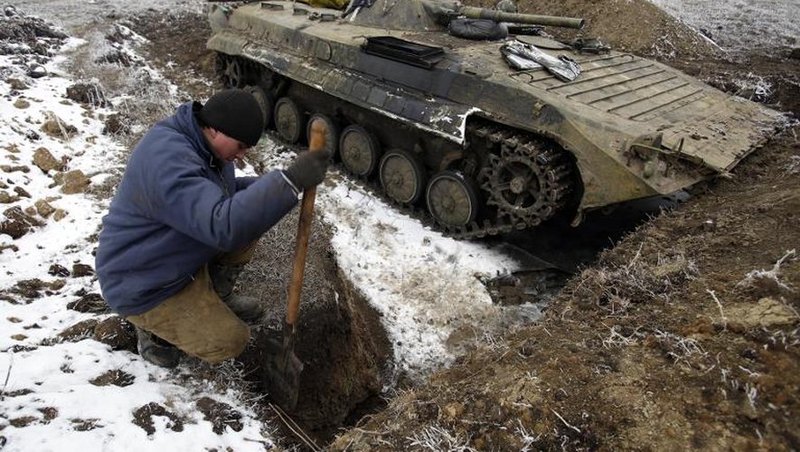Un membre des forces ukrainiennes creuse une tranchée pour prendre position dans les environs de Debaltseve, dans la région de Donetsk, le 14 février 2015